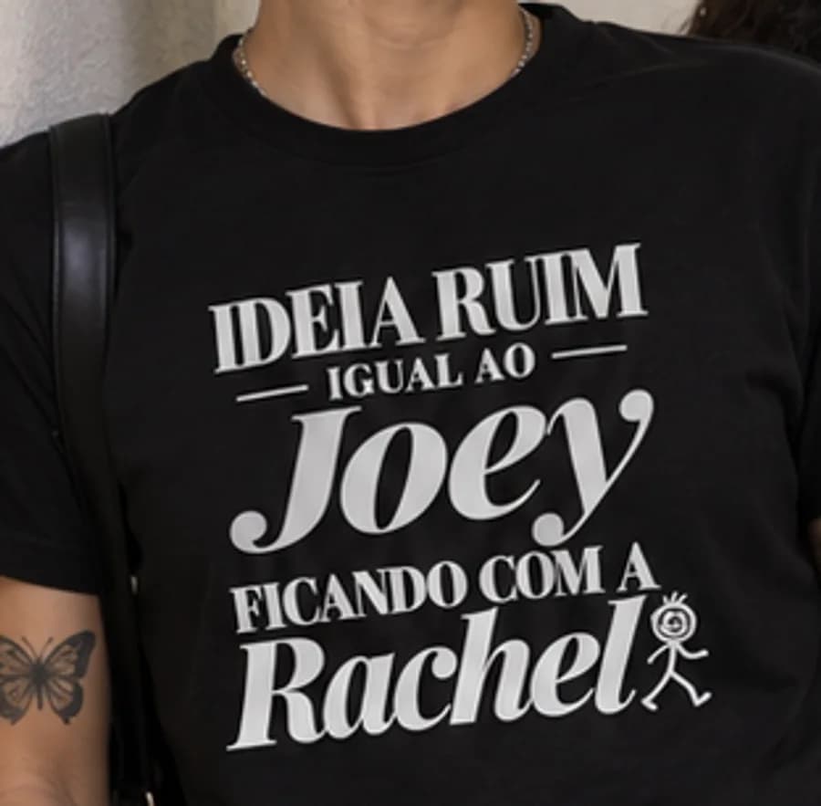 Simulação da camiseta escura com a estampa: Ideia ruim igual ao Joey ficando com a Rachel.