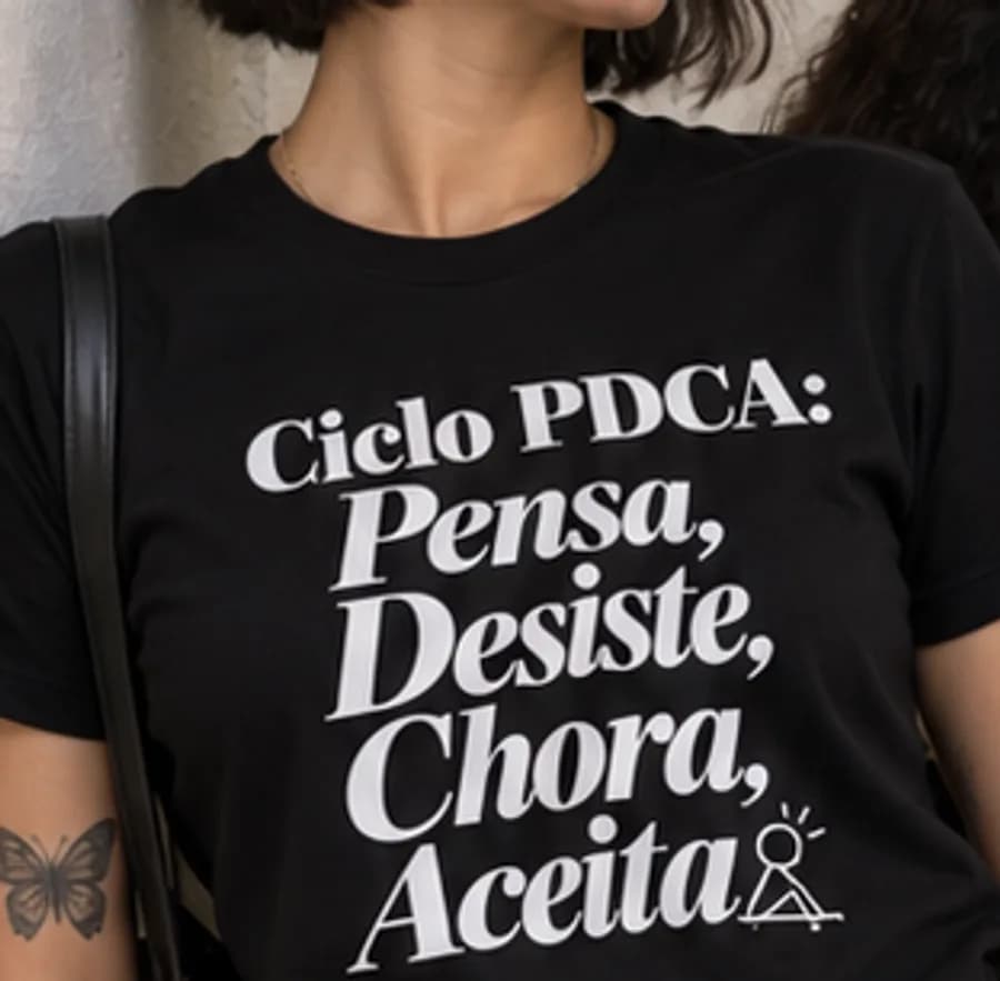Camiseta escura com a estampa: Ciclo PDCA: pensa, desiste, chora, aceita.